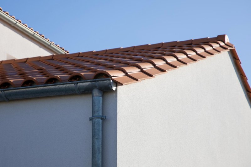 Jak zapobiegać zatorom w rynnach dachowych: porady dotyczące czyszczenia i konserwacji